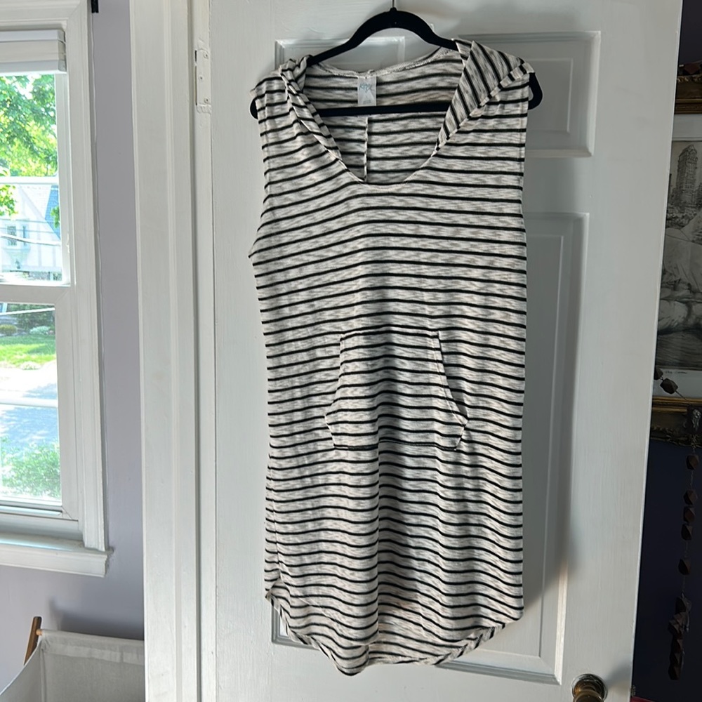 Kona Sol corner-up with hood and front pocket. White with black strips